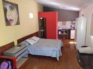 1 dormitorio con 1 cama y una pintura en la pared en Departamento en 1•piso. centro. pileta en Formosa