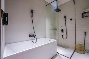 W łazience znajduje się wanna i prysznic. w obiekcie Vivian Park El Raeid Hotel w Rijadzie