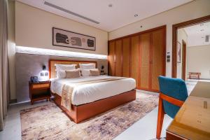a bedroom with a bed and a desk and a chair at Vivian Park El Raeid Hotel in Riyadh