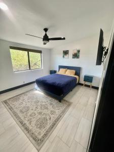 1 dormitorio con cama azul y alfombra en Hilltop:Mt Views! Cyclist+Golf+Remodeled+Foothills, en Tucson