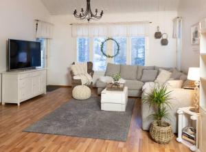 Χώρος καθιστικού στο Arctic Circle Home close to Santa`s Village