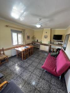 uma sala de estar com um sofá e uma mesa em Casa Chorreón em Letur