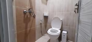 mała łazienka z toaletą i prysznicem w obiekcie Bromo Dormitory & Camp w mieście Bromo