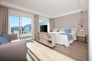 una camera d'albergo con letto e TV di HSM Atlantic Park a Magaluf