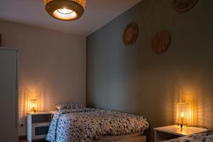 Postel nebo postele na pokoji v ubytování Chez Sabine et Eric Maison pour 6 personnes avec piscine chauffée