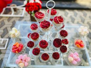 una torre de magdalenas con cupcakes rojos y blancos en The Kingslayer Resort, en Negombo