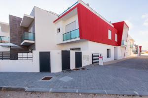 budynek z czerwonym dachem na ulicy w obiekcie Vitamin Sea, The Beach Apartment w mieście Baleal
