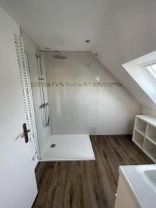 ein weißes Badezimmer mit Dusche und Waschbecken in der Unterkunft Ty Glas charmante maison 200 m de la plage in Ploudalmézeau