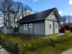 a small house in a yard with a fence at Emsflair in Kluse