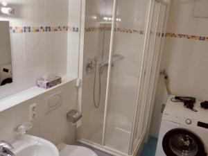 ein Badezimmer mit Dusche, Waschbecken und Toilette in der Unterkunft Ferienwohnung Bodenseele - Wohlfühloase mit großem Sonnenbalkon in Langenargen + 13 Fotos