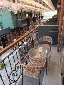 patio con mesa y sillas en el balcón en Dolphin Park Hotel, en Ortaca