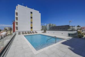 ein Schwimmbad auf dem Dach eines Gebäudes in der Unterkunft Terraços de Quarteira II Frolic by Real Properties in Cavacos