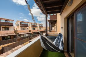 Balkón alebo terasa v ubytovaní Sunset Beach 4 Bedroom Villa 200m to Beach+Fast WIFI