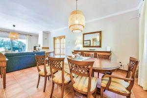 a dining room with a table and chairs at Villa Angeles Tur in Calpe