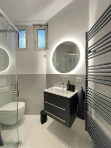 La salle de bains est pourvue d'un lavabo, de toilettes et d'un miroir. dans l'établissement Stylisches Apartment in zentraler Lage mit Balkon, à Karlsruhe