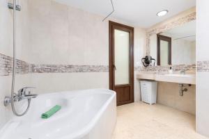 Kúpeľňa v ubytovaní Sunset Beach 4 Bedroom Villa 200m to Beach+Fast WIFI