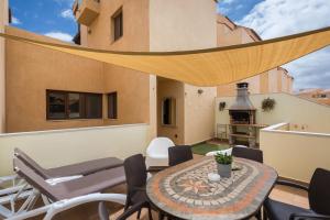 Balkón alebo terasa v ubytovaní Sunset Beach 4 Bedroom Villa 200m to Beach+Fast WIFI