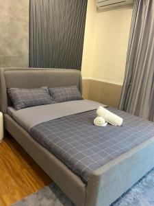 Una cama con dos almohadas encima. en Harmony and Deluxe Studio Subang Jaya, en Subang Jaya