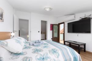 Posteľ alebo postele v izbe v ubytovaní Sunset Beach 4 Bedroom Villa 200m to Beach+Fast WIFI