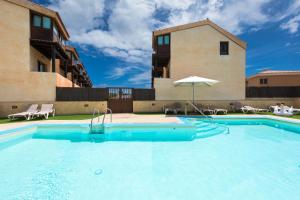 Bazén v ubytovaní Sunset Beach 4 Bedroom Villa 200m to Beach+Fast WIFI alebo v jeho blízkosti