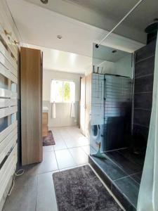 Habitación con baño con ducha acristalada. en Longère Normande - Center Parcs - Proximité GR, en Bourth