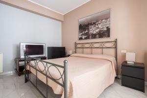 - une chambre avec un lit et une télévision à écran plat dans l'établissement Apartment Castle, à Milazzo