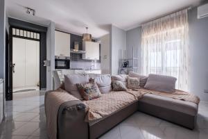 - un salon avec un canapé et des oreillers dans l'établissement Apartment Castle, à Milazzo