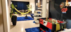 une chambre avec un jeu d'échecs à jambe sur une table dans l'établissement Hermoso Dúplex Independiente como una CASA, à Santa Cruz de la Sierra