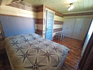 a bedroom with a bed in a room with wooden floors at Girskyi Kutochok in Verkhovyna