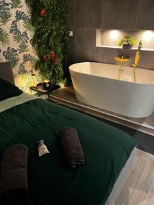 uma casa de banho com uma banheira, uma cama, uma banheira e um lavatório. em Romantique appartement Cours lieutaud em Marselha