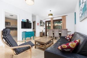Posedenie v ubytovaní Sunset Beach 4 Bedroom Villa 200m to Beach+Fast WIFI