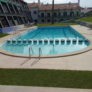 Bazén v ubytování OURO WAVES nebo v jeho okolí
