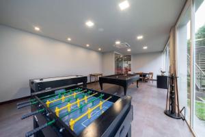 um quarto com uma mesa de bilhar e uma bola de pingue-pongue em Hotel Laghetto Stilo Borges Gramado RS em Gramado