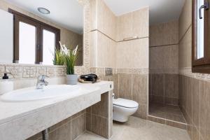 Kúpeľňa v ubytovaní Sunset Beach 4 Bedroom Villa 200m to Beach+Fast WIFI