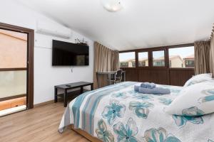 Posteľ alebo postele v izbe v ubytovaní Sunset Beach 4 Bedroom Villa 200m to Beach+Fast WIFI