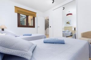 Posteľ alebo postele v izbe v ubytovaní Sunset Beach 4 Bedroom Villa 200m to Beach+Fast WIFI