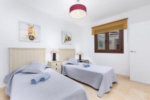 Posteľ alebo postele v izbe v ubytovaní Sunset Beach 4 Bedroom Villa 200m to Beach+Fast WIFI