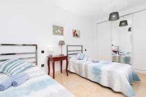Posteľ alebo postele v izbe v ubytovaní Sunset Beach 4 Bedroom Villa 200m to Beach+Fast WIFI