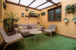 Posedenie v ubytovaní Sunset Beach 4 Bedroom Villa 200m to Beach+Fast WIFI