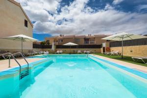 Bazén v ubytovaní Sunset Beach 4 Bedroom Villa 200m to Beach+Fast WIFI alebo v jeho blízkosti