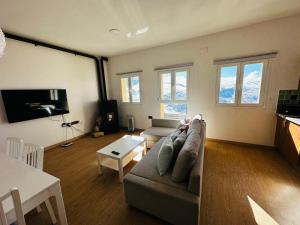 un soggiorno con divano e tavolo di Apartamento Sierra Nevada Galatino 22D a Sierra Nevada
