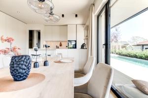 a kitchen and dining room with a table and chairs at Tiny Villa mit Pool im Salzburger Seenland in Kirchberg bei Mattighofen