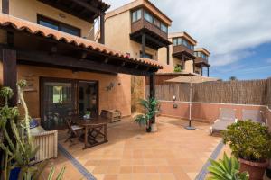 Balkón alebo terasa v ubytovaní Sunset Beach 4 Bedroom Villa 200m to Beach+Fast WIFI