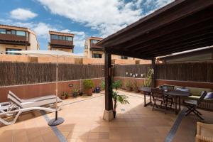Balkón alebo terasa v ubytovaní Sunset Beach 4 Bedroom Villa 200m to Beach+Fast WIFI