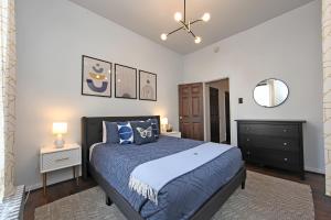 sypialnia z łóżkiem, komodą i lustrem w obiekcie Serenity Park Slope - Entire Brownstone apt. w mieście Brooklyn
