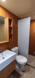 une salle de bain avec toilettes, lavabo et miroir dans l'établissement RF Homestay Nilai, à Nilai