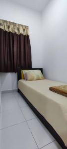 - une chambre avec 2 lits et un rideau dans l'établissement RF Homestay Nilai, à Nilai 4 autres photos