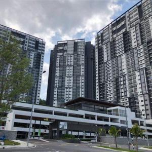 Deux grands bâtiments dans une ville avec un parking dans l'établissement RF Homestay Nilai, à Nilai