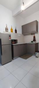 une cuisine vide avec un comptoir et un réfrigérateur dans l'établissement RF Homestay Nilai, à Nilai