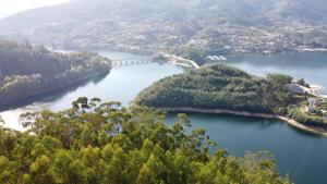 een luchtzicht op een rivier met bomen en een brug bij Casas das Guimbras in Geres